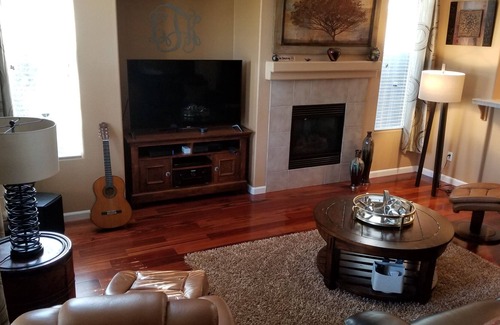 Regency Park House | Come Feel Like Home in Natomas! Minutes to the airport, downtown, and old town.