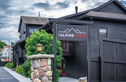 North Creek Condo | Come stay at the Alpine Lodge!