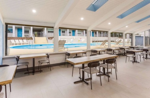 Merry Oaks House | Comfort and Convenience! 2 Comfortable Units, Free Breakfast & Parking, Pool