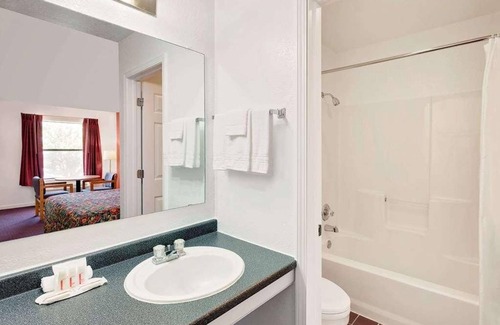 Muskogee Hotel | Comfort and Convenience in Knights Inn Muskogee! 2 Great Units, Free Parking