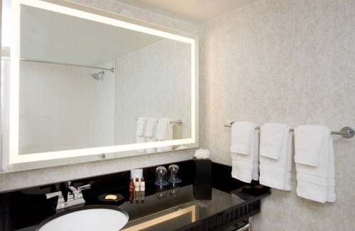 Seybold Hotel | Comfort and Convenience! Close to Downtown Miami! Outdoor Pool, On-Site Bar!