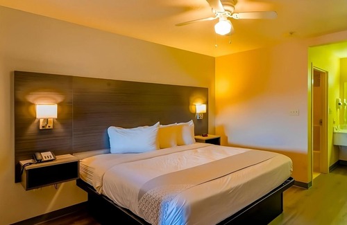 Sweet Home Hotel | Comfort and Convenience! Pool, FREE Parking and Breakfast! Near Dragon House!