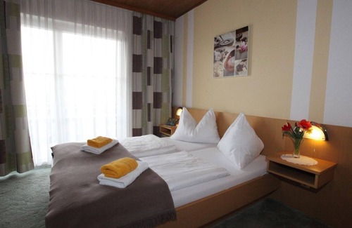 Feldbach Bed & Breakfast | Comfort double room, bath, WC, as good as new - Pension Raabtal