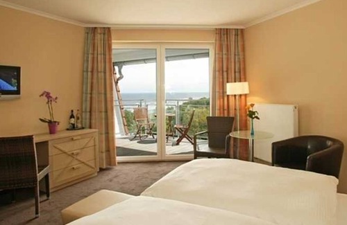 Koelpinsee House | Comfort Double Room with Balcony and Sea View - Strandhotel Seerose Kölpinsee