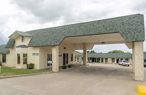 Three Rivers House | Comfort Meets Affordability! 2 Comfortable Units, Parking, Near Tip's Park!