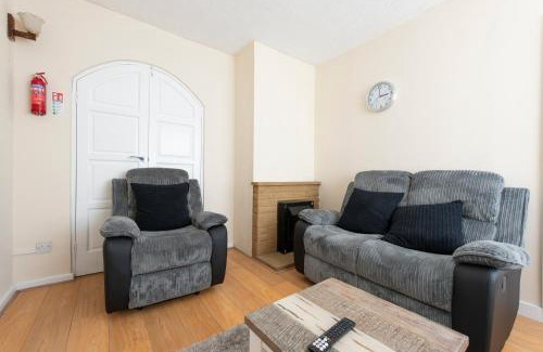 Abbey Wood House | Comfort Meets Style, 3-Bedroom Home, Greenwich, Sleeps 10! Contractor & Group Friendly!