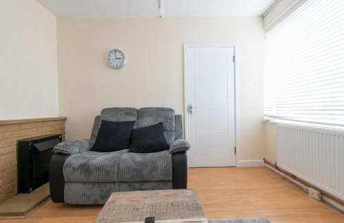 Abbey Wood House | Comfort Meets Style, 3-Bedroom Home, Greenwich, Sleeps 10! Contractor & Group Friendly!