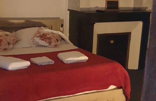 Colombiers Bed & Breakfast | Comfortable rooms in a 16th-century building in the town center.