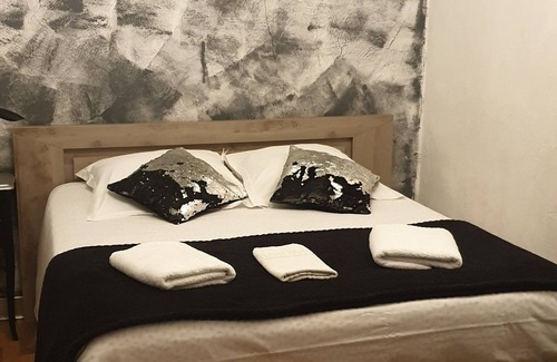 Colombiers Bed & Breakfast | Comfortable rooms in a 16th-century building in the town center.