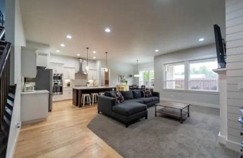 Meridian House | Comfortable 4 Bedroom Farmhouse In Eagle/Meridian Idaho