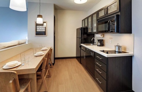 Doral Hotel | Comfortable 4BR Units | Gym, Pool, Shuttle, BBQ, Pets Allowed