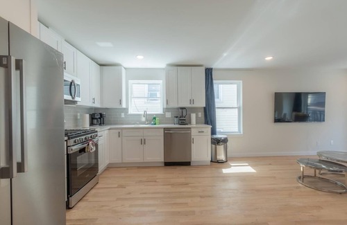 Lower Vailsburg House | Comfortable 6BR/4BA Home 2 Units in One +Great for Family Trips +Free Parking