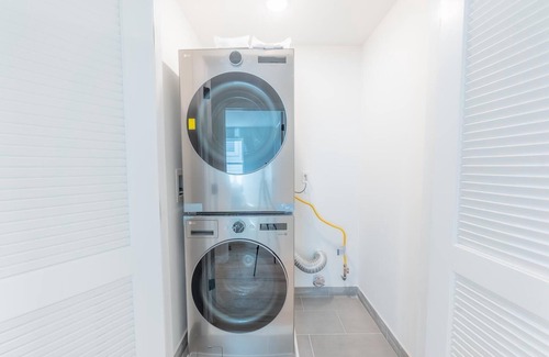 Lower Vailsburg House | Comfortable 6BR/4BA Home 2 Units in One +Great for Family Trips +Free Parking