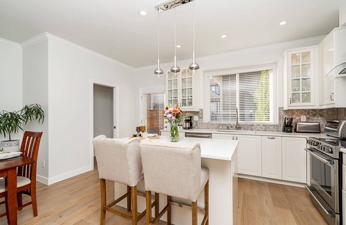 Willoughby House | Comfortable and Fully Equipped 3 BR, Steps Away from Langley Center - A/C