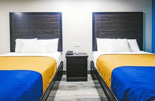 Pledger Hotel | Comfortable and Suiting Stay! Free Breakfast and Parking!