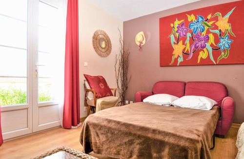 Barjac Apartment | Comfortable and tasteful vacation apartment with swimming pool.