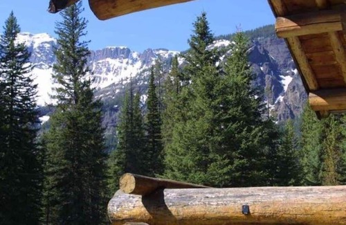 Cooke City-Silver Gate Cabin | Comfortable Cabin next to Yellowstone National Park