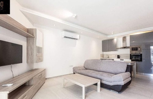 St. Andrew's Apartment | Comfortable central 2BR just off St Julians + WIFI