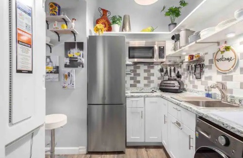 Maryvale House | Comfortable chic Guesthouse. 1 QSBed+1 QS sleeper sofa Close to Spring training