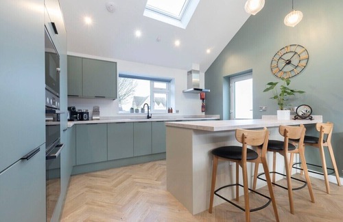 Cheltenham House | Comfortable & Contemporary 5-Bed 3 Bathroom Home