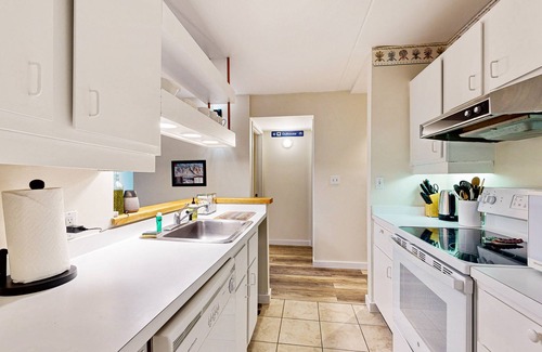 Warren Condo | Comfortable condo with pools, hot tubs, tennis, gym, sauna, & game room