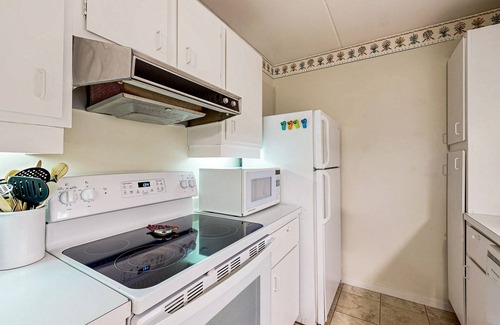 Warren Condo | Comfortable condo with pools, hot tubs, tennis, gym, sauna, & game room