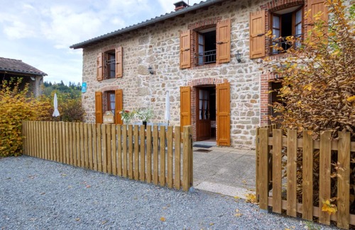 Les Salles Cottage | Comfortable cottage for 7 people with fireplace and pets allowed
