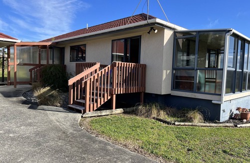 Cable Bay House | Comfortable family bach at Coopers Beach