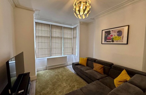 Moseley House | Comfortable family-friendly four bedroom house