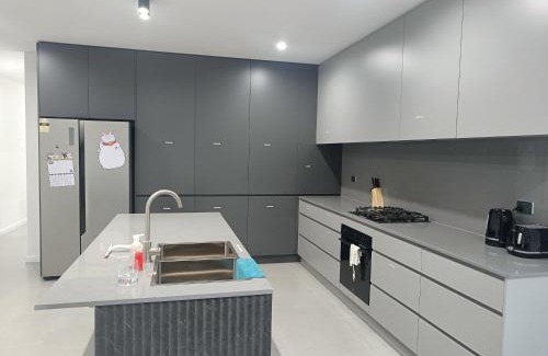 Guildford West House | Comfortable Garage Room in Guildford - NC0