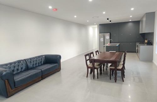 Guildford West House | Comfortable Garage Room in Guildford - NC0