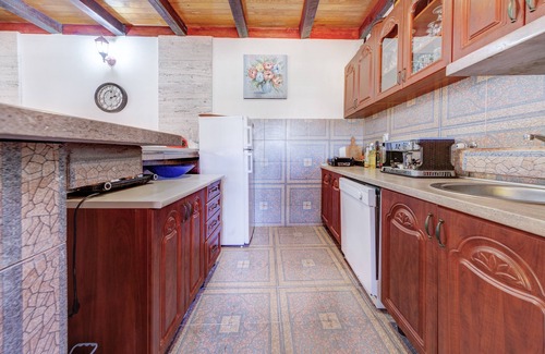 Dodosi House | Comfortable Holiday Home with Garden near Lake