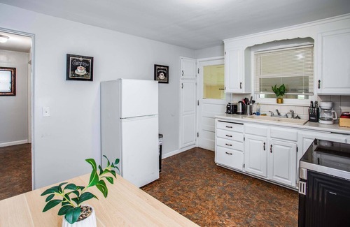 Gates-North Gates House | Comfortable Home In the Suburb close to Dwtn and Airpo