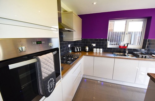 Leicester House | Comfortable home with mod cons in a peaceful area giving you a homely feel.