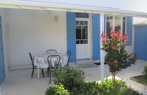 Marennes House | Comfortable house Wi-Fi near all shops 8 adults + 1 baby pets yes