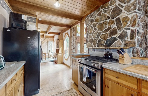 Truckee House | Comfortable, multi-level cabin with amazing lake/mountain views & furnished deck