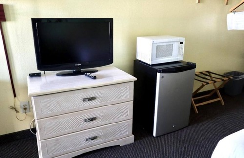 Andrews Hotel | Comfortable Queen Bed + Free Parking