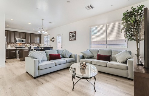 Midway House | Comfortable renovated home in Great Location - 3/2