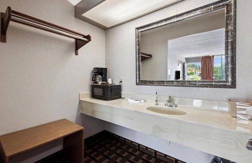 Greeneville Hotel | Comfortable Stay by Jordan Knob With Free Parking, Pet Friendly