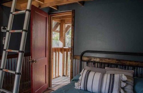 Saluda Cabin | Comfortable Stay! Free Parking, Pet-Friendly Accommodation!