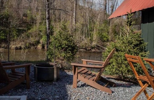 Saluda Cabin | Comfortable Stay! Free Parking, Pet-Friendly Accommodation!