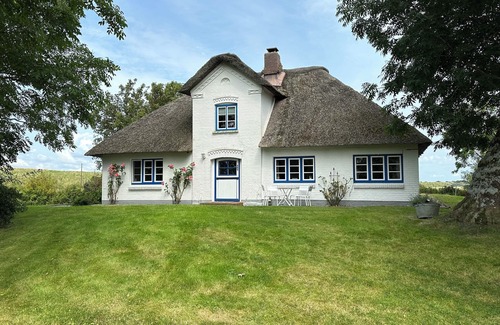 Osterhever House | Comfortable thatched-roof house in a fantastic secluded location near St. Peter-Ording