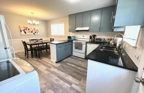 Cary House | *Comfortable Townhome * King Beds * Long Term*
