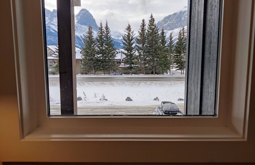 Teepee Town Ski Chalet | Comfortable Townhome w/Stunning Views, 4 bdrms, Deck, & Fireplace