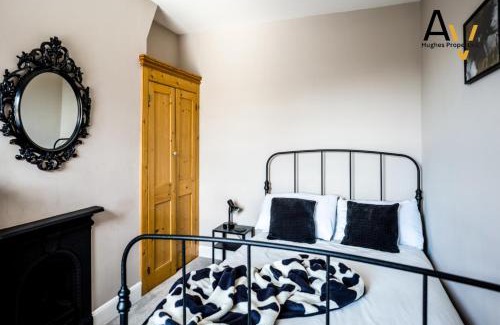 Northampton House | Comfortable Two-Bedroom House - Garden, Free Parking, Fast Wi-Fi, Great for Business & Relocation By AV Hughes Properties