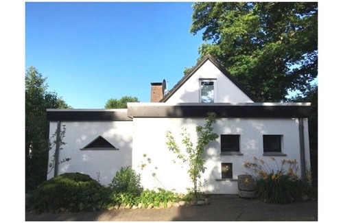 Kasseedorf House | Comfortable vacation home with large garden, electric charging station and fireplace