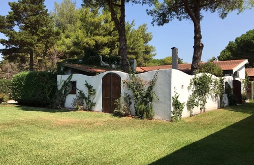 Laura House | Comfortable villa with shared swimming pool surrounded by greenery near the sea