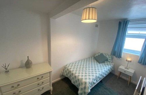 Rhyl Apartment | Comfy 2 Bed flat, parking, quick walk to the beach.
