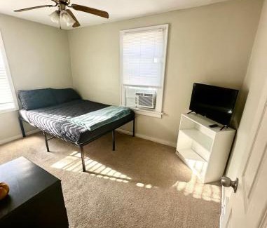 Akron House | Comfy 3 Bedroom entire home with cozy vibes