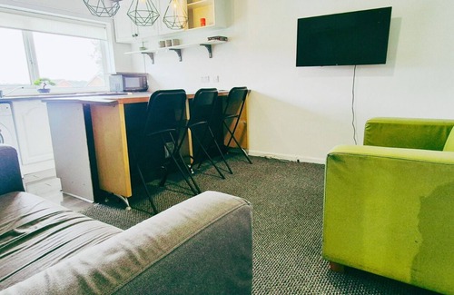 Bramcote Apartment | Comfy 3BR Flat on Quiet Street in Wollaton with FREE Parking